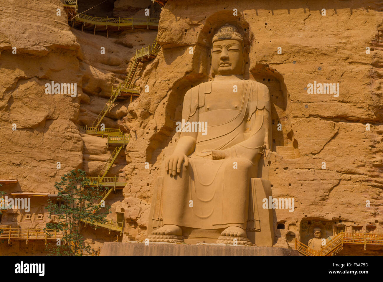 Enorme estatua de Buda, BIng Ling y templo de la cueva de la provincia de Ganshu, China Río Amarillo Foto de stock