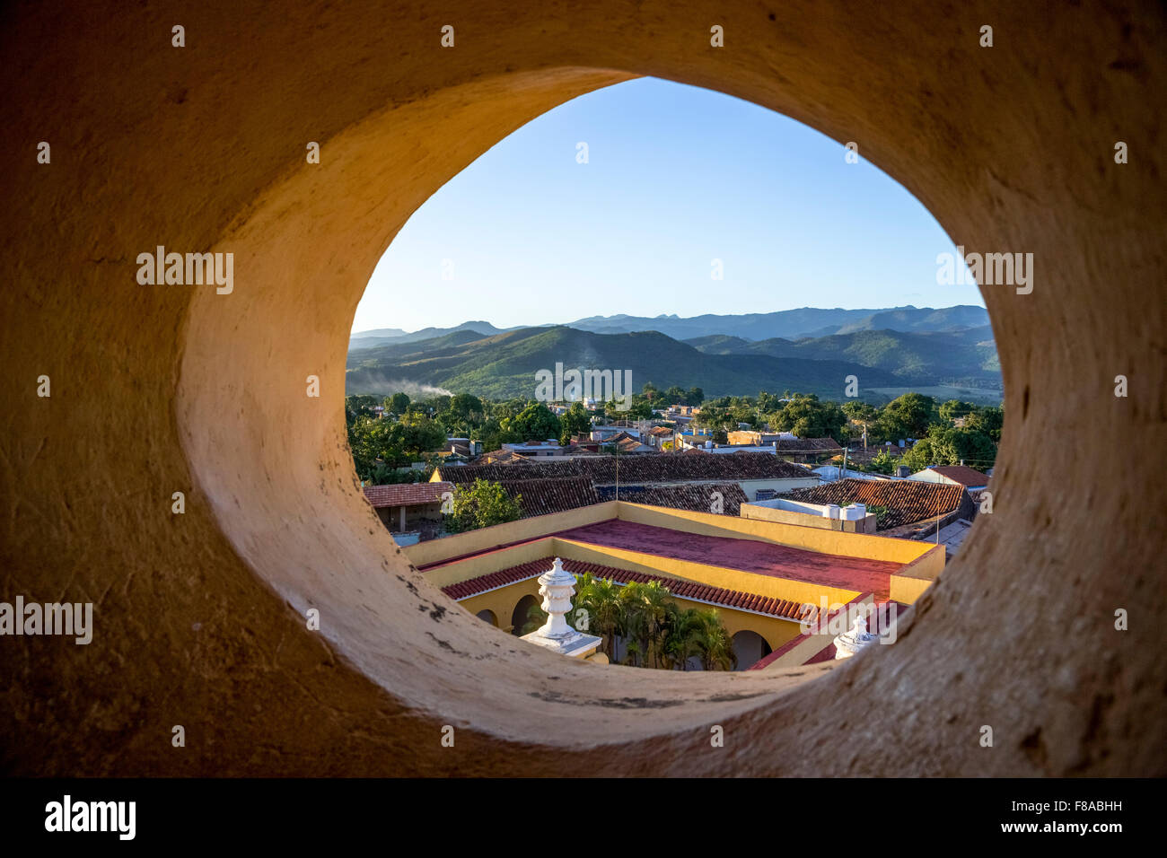 Vista desde el campanario de la iglesia del convento de San Francisco de Asís en la ciudad de Trinidad, en Trinidad, Cuba, Foto de stock