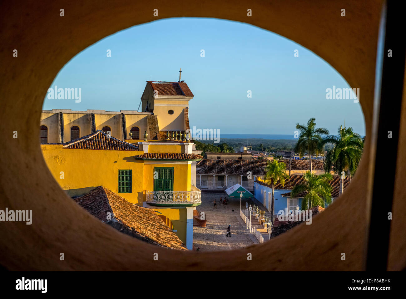 Vista desde el campanario de la iglesia del convento de San Francisco de Asís en la ciudad de Trinidad, en Trinidad, Cuba, Foto de stock