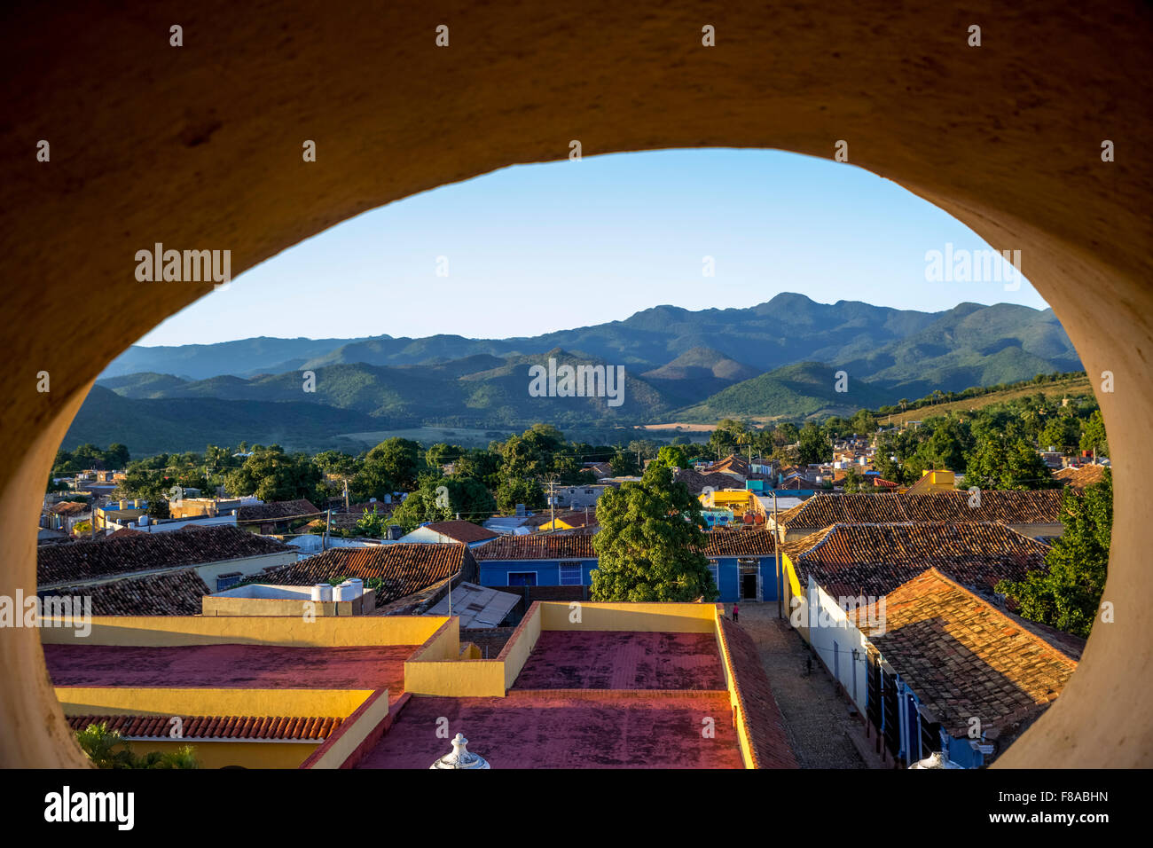 Vista desde el campanario de la iglesia del convento de San Francisco de Asís en la ciudad de Trinidad, en Trinidad, Cuba, Foto de stock