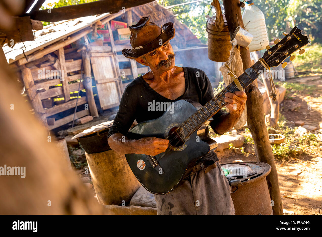 Los cultivadores de caña de azúcar en el Valle de los Ingenios a tocar la  guitarra y cantar para turistas, sombrero de cuero, viejo, Trinidad, Cuba  Fotografía de stock - Alamy