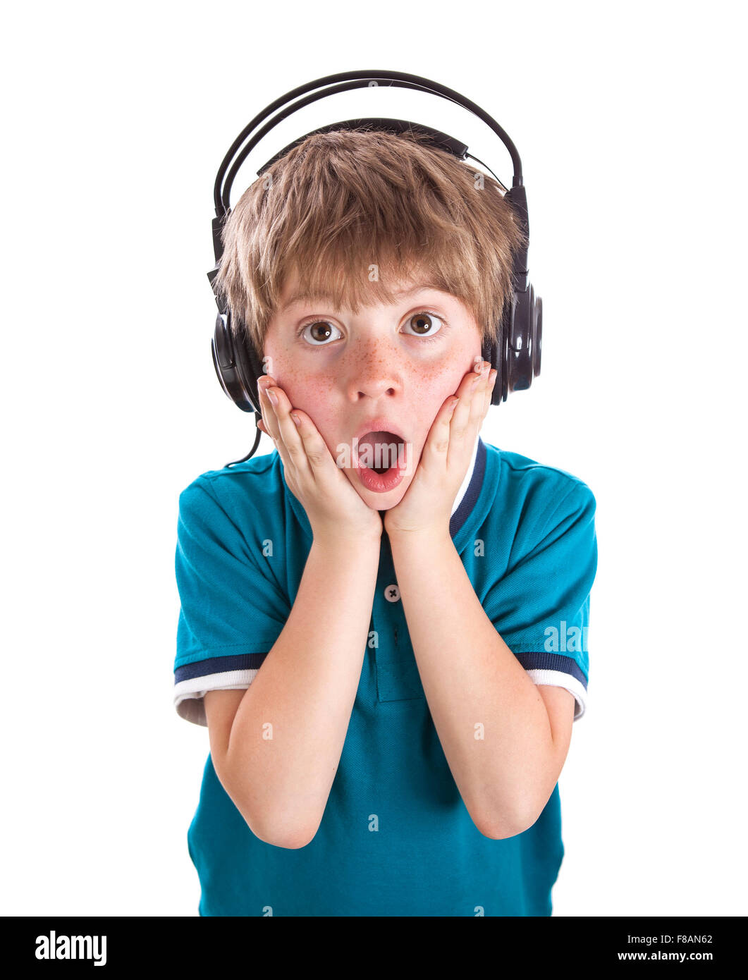 Retrato de joven escuchando música en auriculares contra el fondo blanco. Foto de stock