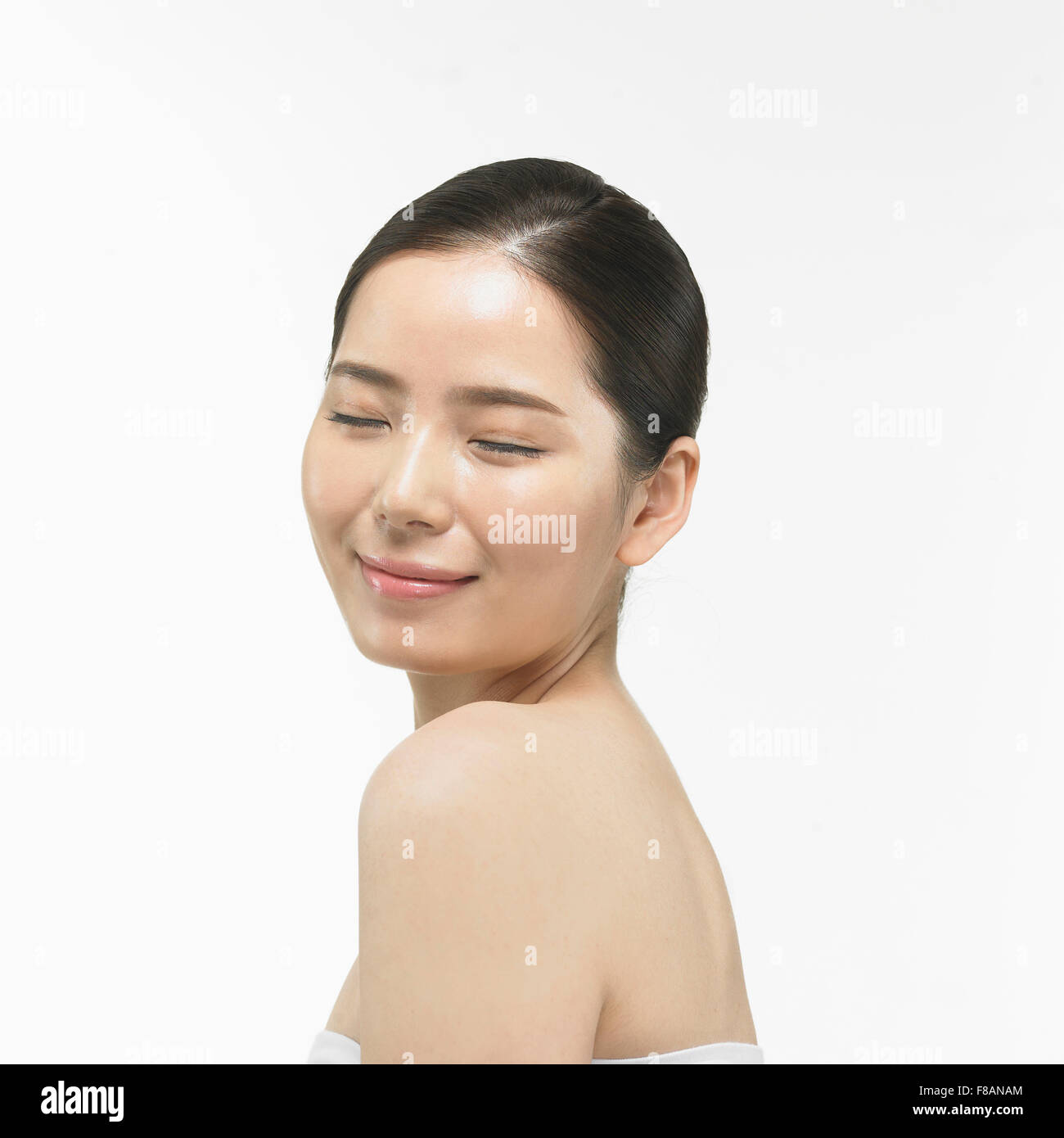 Retrato de mujer coreana cerrando los ojos con una sonrisa Foto de stock
