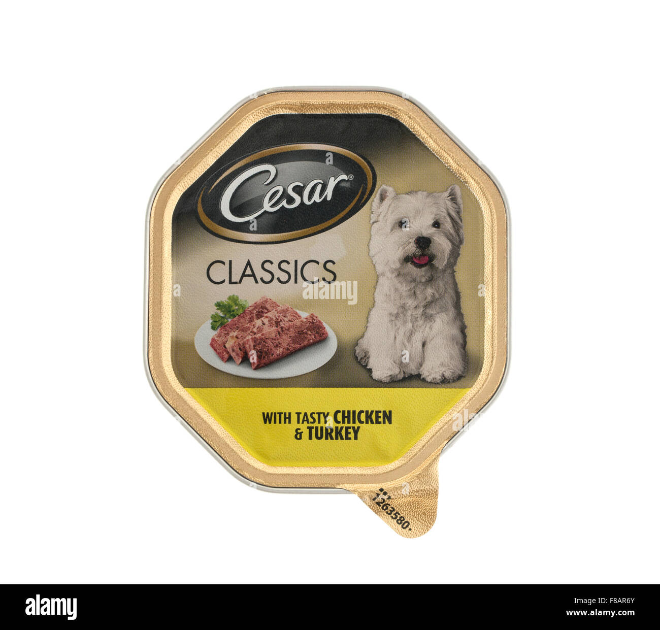 Pack de clásicos de César de pollo y pavo de comida de perro en un fondo blanco. Foto de stock