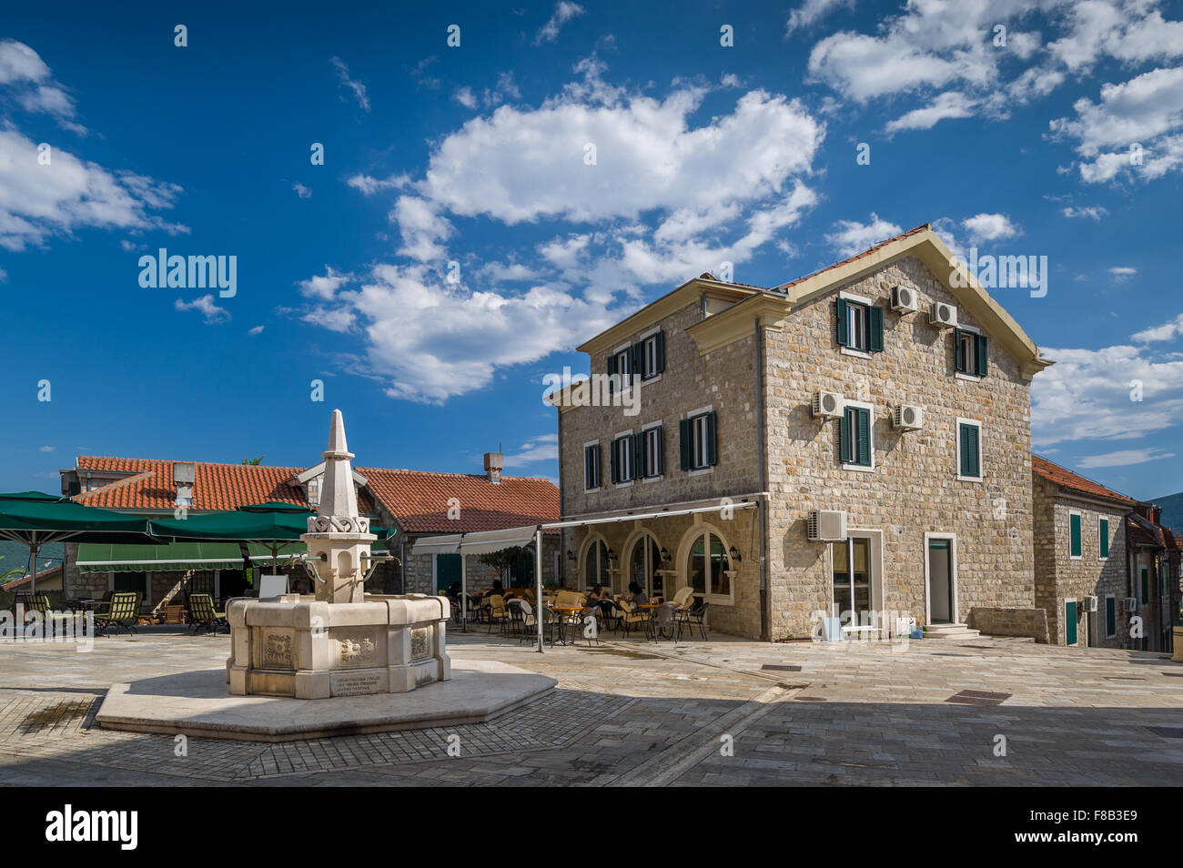 Herceg Novi, plaza de la ciudad vieja con fuente de agua potable Foto de stock