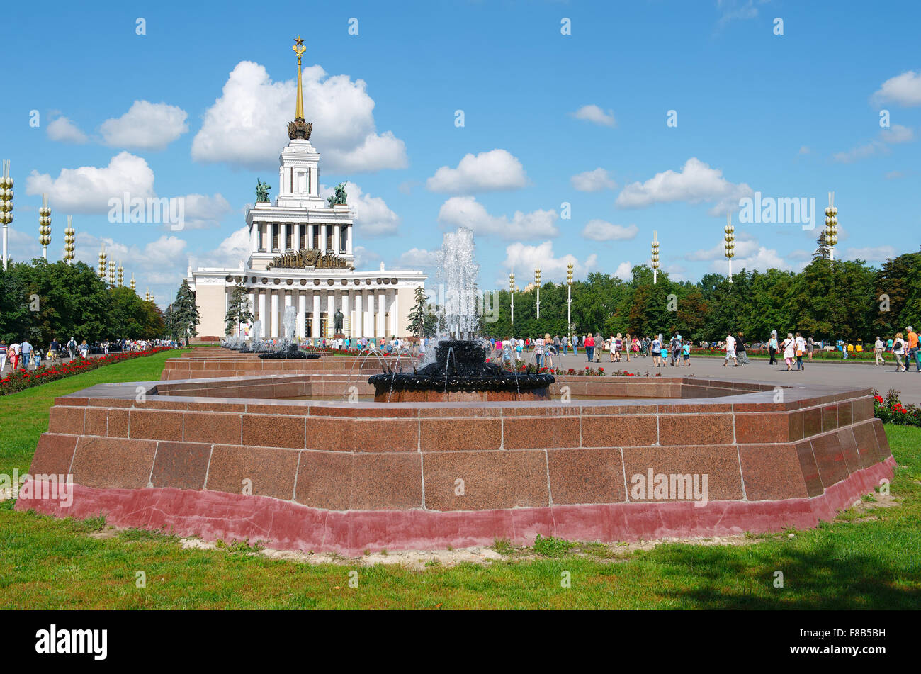 Moscú, vista de la casa de los pueblos de Rusia en la exposición los logros  de la economía nacional Fotografía de stock - Alamy
