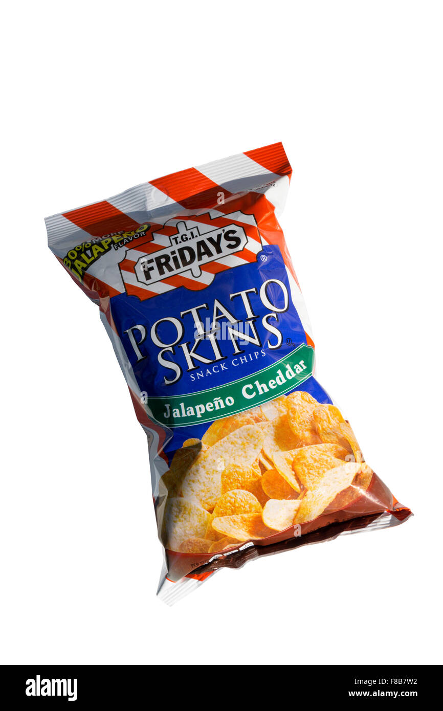 Un paquete de T.G.I. Friday's Potato Skins con sabor Cheddar Jalapeño snack chips. Foto de stock