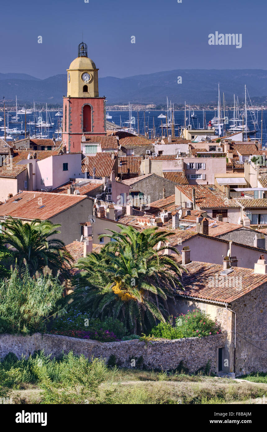 Vista de la ciudad de Saint Tropez, fotografía vertical. Francia Riviera Foto de stock