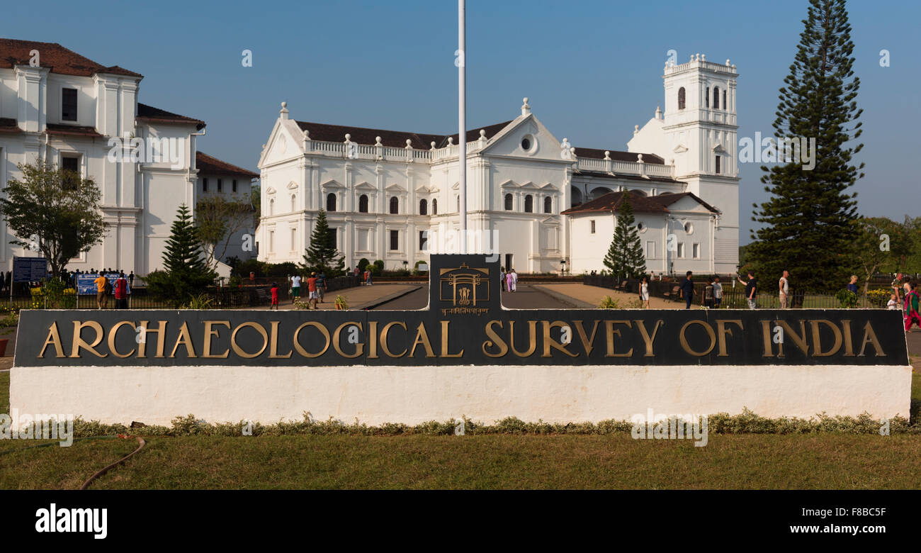 Examen arqueológico de la India firmar la Antigua Goa, India Foto de stock