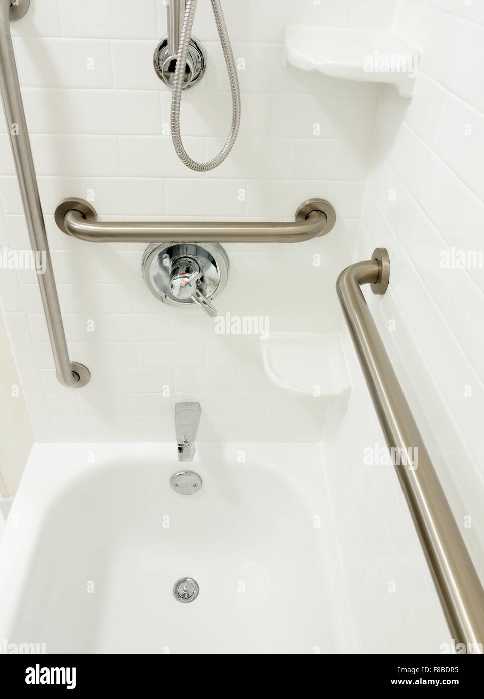 Discapacitados discapacitados ducha bañera con barras de agarre Foto de stock