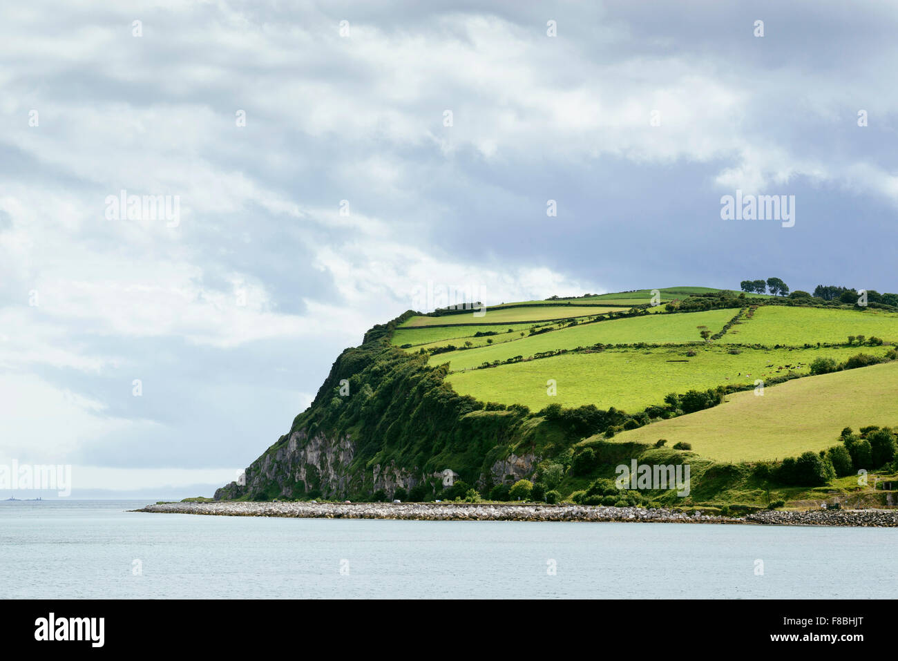 Cliff por el Atlántico Norte, en el Condado de Antrim, Irlanda del Norte, Reino Unido Foto de stock