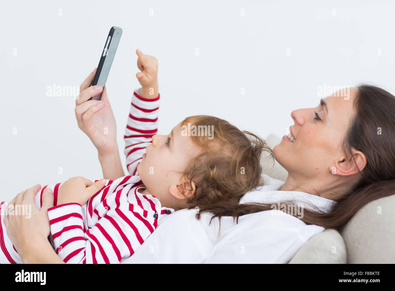 Niño de 2 años con teléfono celular. Foto de stock