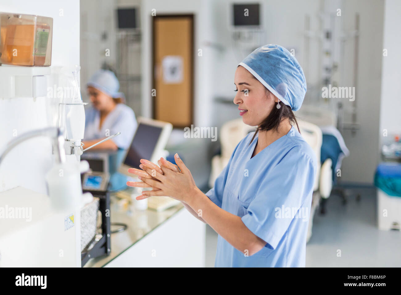 Enfermera lavando sus manos en el fregadero. Foto de stock
