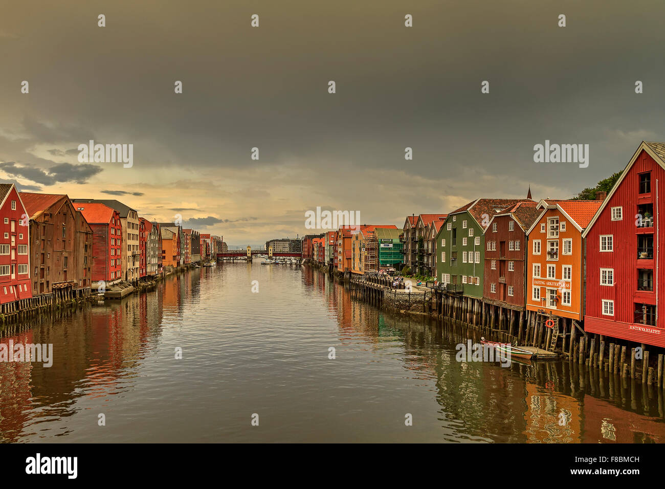 Los antiguos almacenes en el río Trondheim Noruega Foto de stock