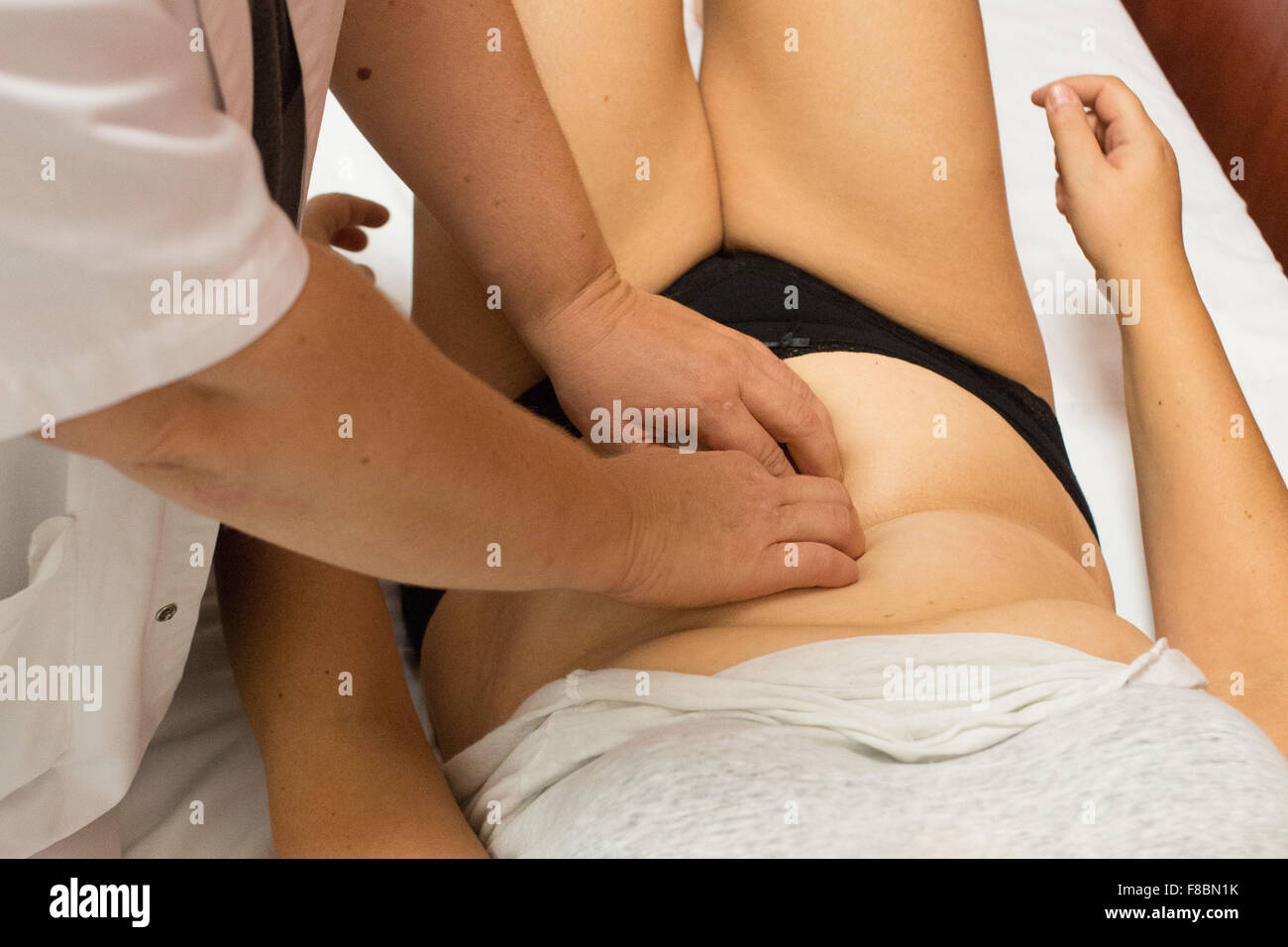 Las mujeres francesas en Túnez para la cirugía cosmética del abdomen ( abdominoplastia ), en Hannibal Internationale hospital privado, Túnez. Foto de stock