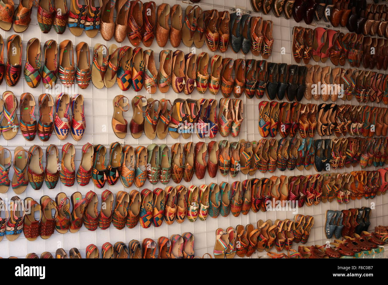 Una pared llena de sandalias de cuero para la venta en una tienda de Talpa  de Allende, Jalisco, México Fotografía de stock - Alamy