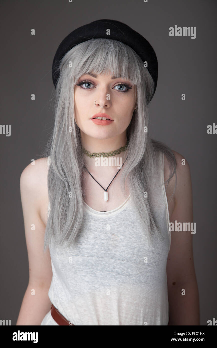 Retrato de una mujer de 18 años con el pelo teñido de color gris. Foto de stock