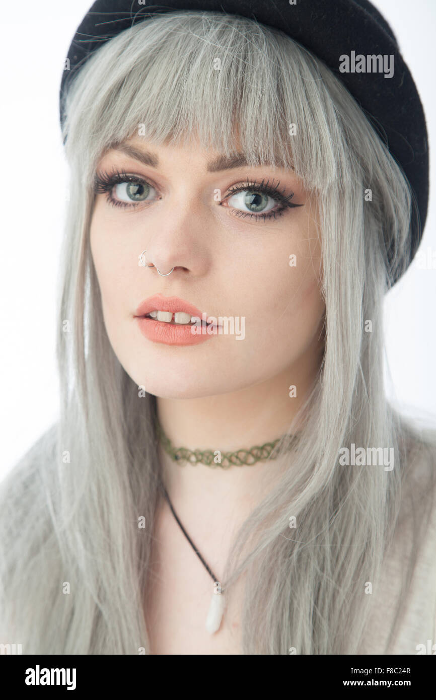 Retrato de una mujer de 18 años con el pelo teñido de color gris y una brecha entre sus dientes delanteros. Foto de stock