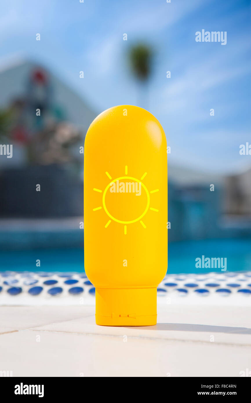Sunscreen fuera de foco, con el fondo de la piscina Foto de stock