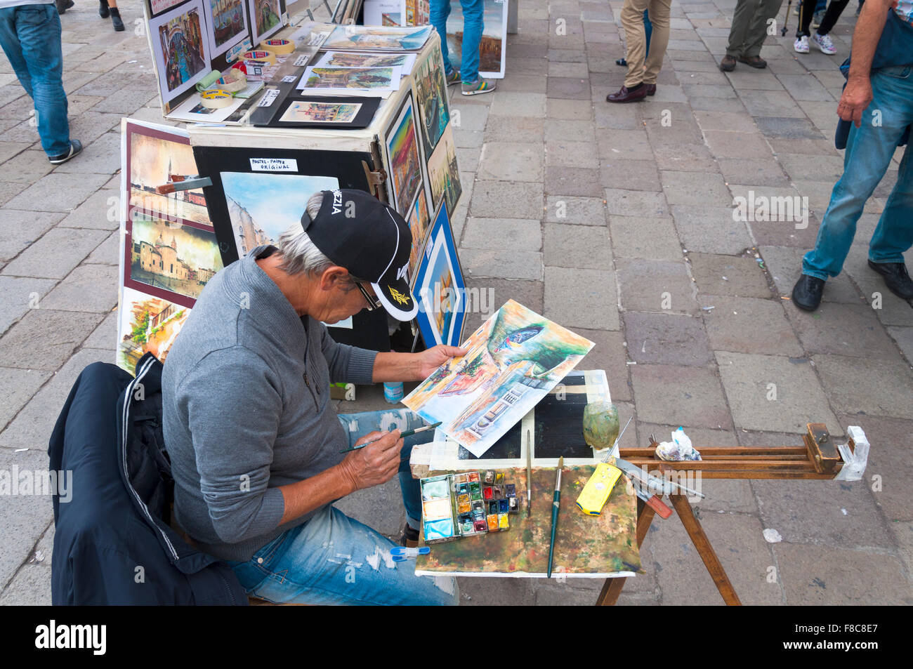 Artista callejero en el trabajo, en la ciudad de Venecia, Italia Foto de stock