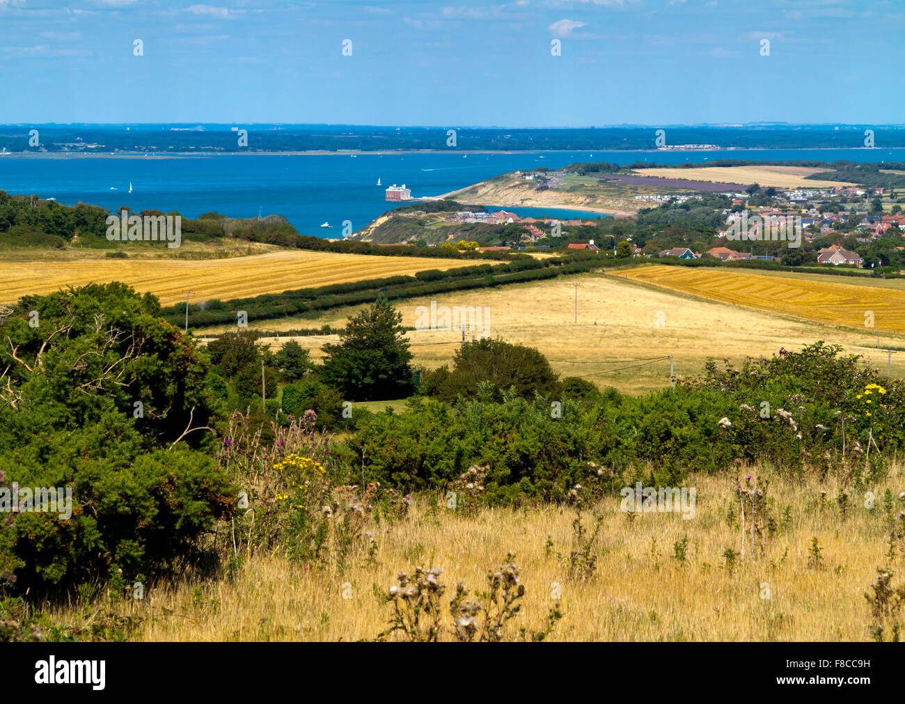 Vista hacia el norte en el oeste de alto abajo en la Isla de Wight hacia el Solent y la costa sur de Inglaterra, Reino Unido Foto de stock