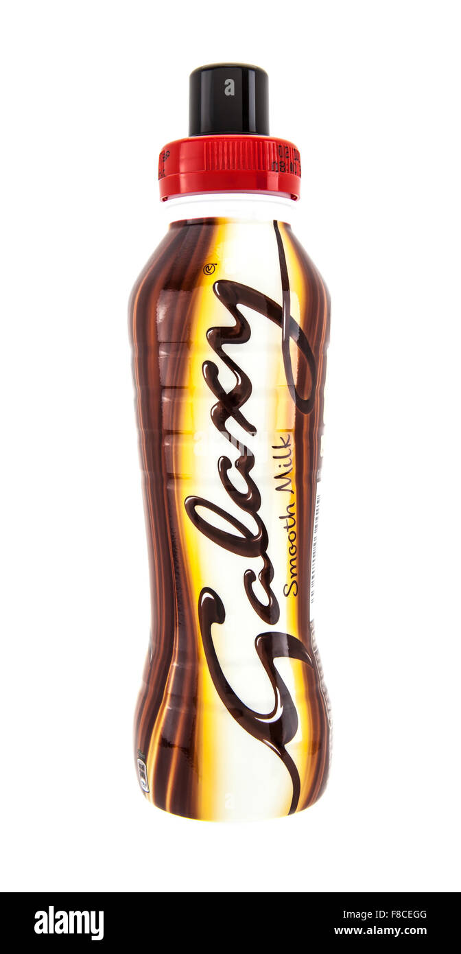 Botella de bebida de leche fluida de la Galaxia sobre un fondo blanco, fabricado y comercializado por Marte, incorporar Foto de stock
