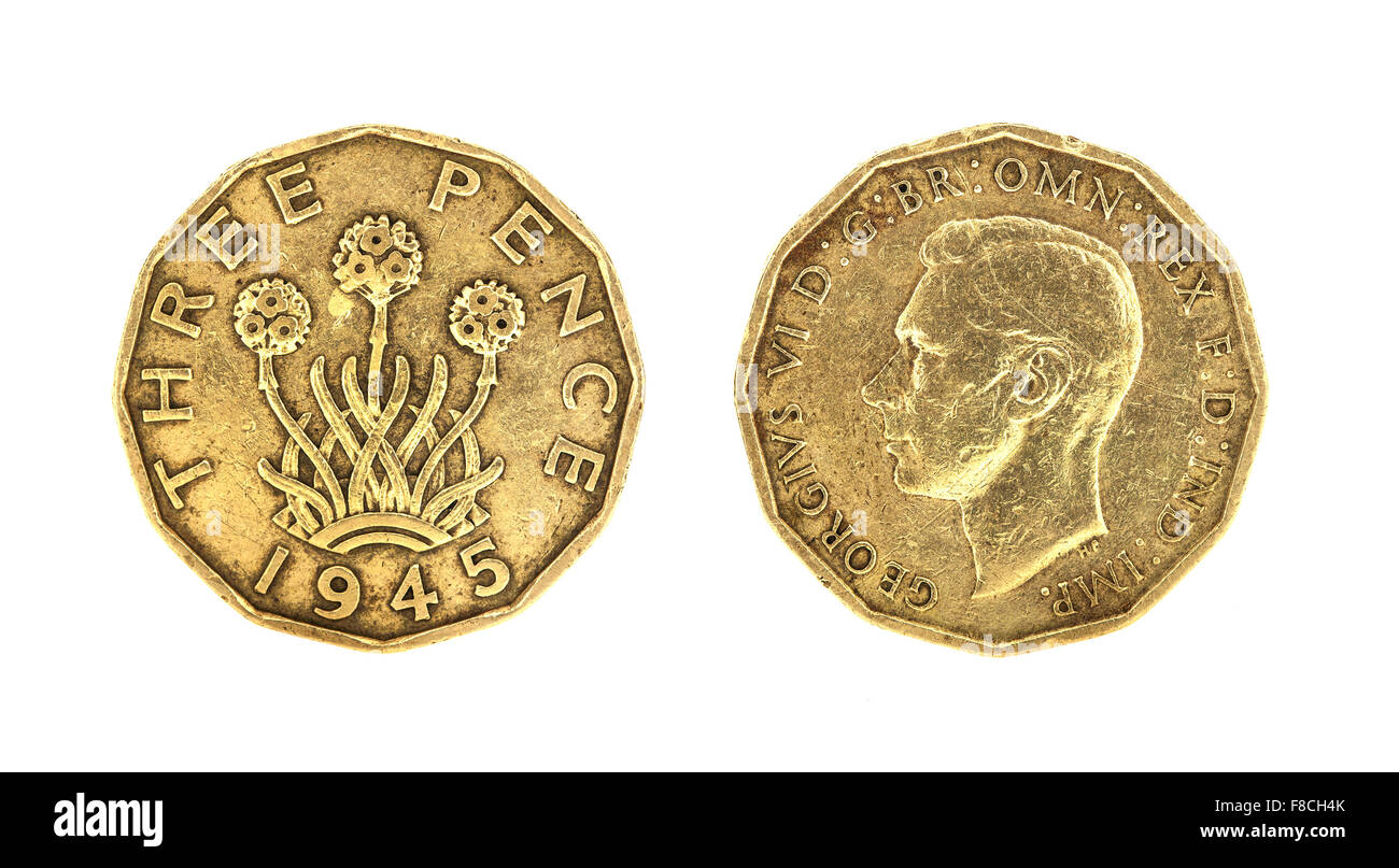 El Rey George VI británico 1945 Threepence Coin sobre un fondo blanco. Foto de stock