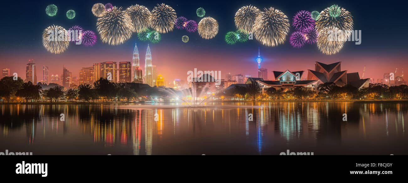 Hermosos fuegos artificiales por encima del paisaje urbano de Kuala Lumpur, Malasia en la noche Foto de stock