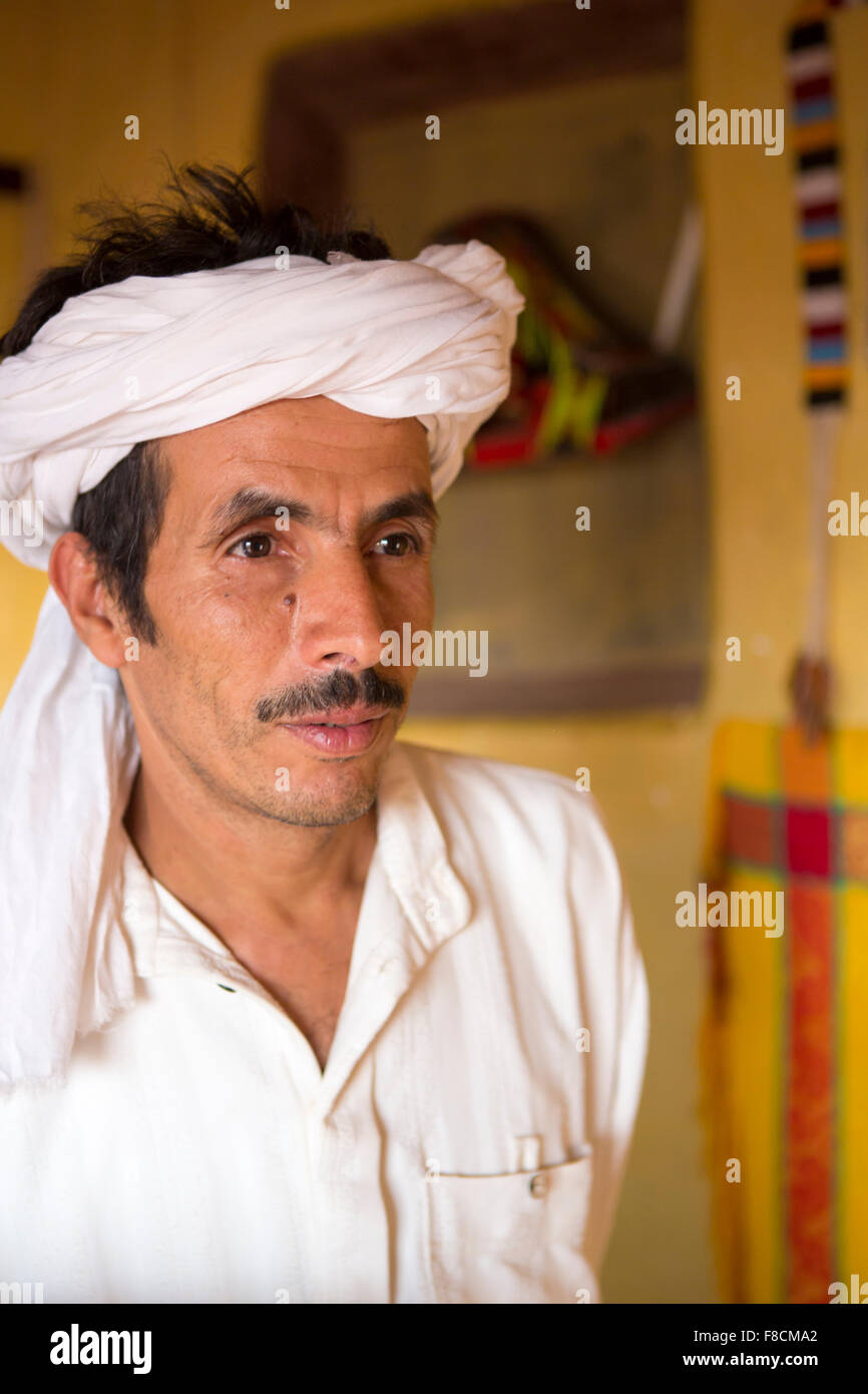 Berber white turban fotografías e imágenes de alta resolución - Alamy