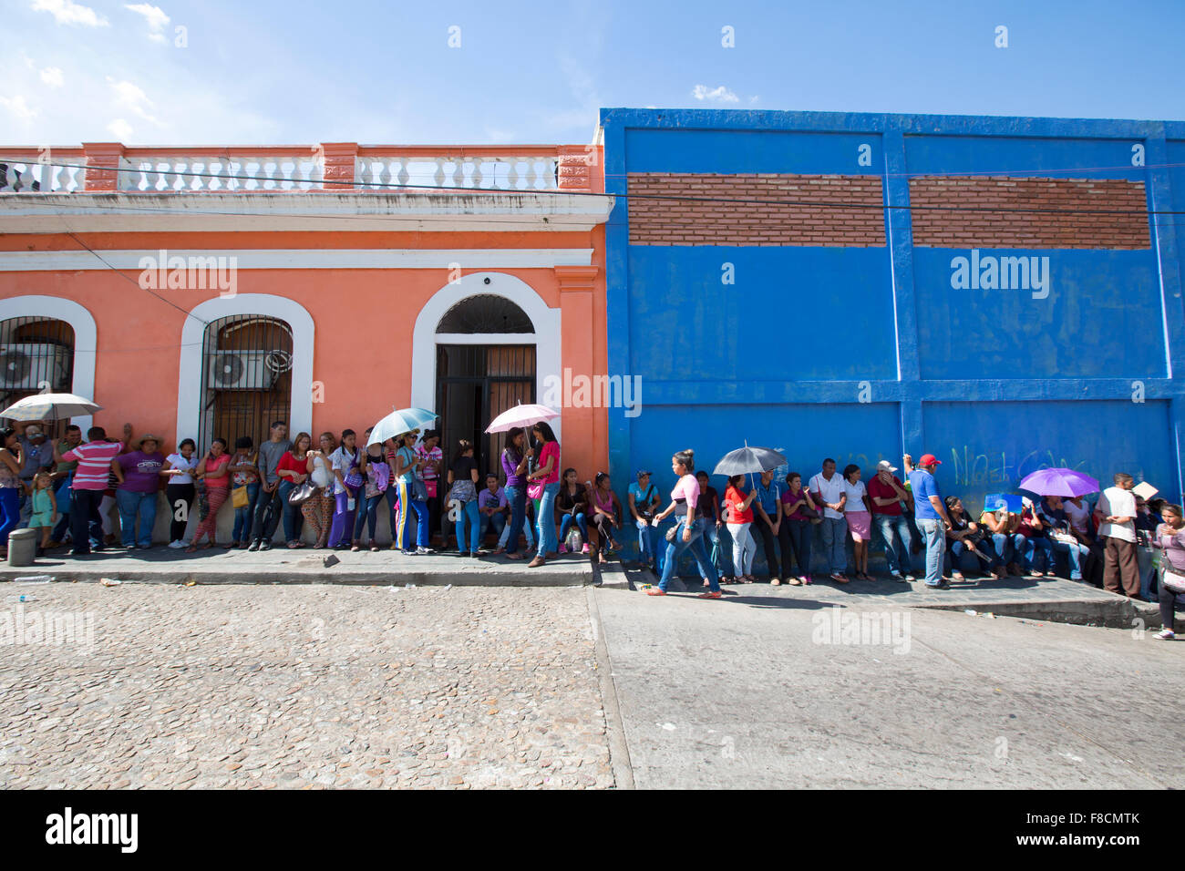 Grupo de personas esperando en línea en un supermercado pública en Ciudad Bolívar, Venezuela. Foto de stock
