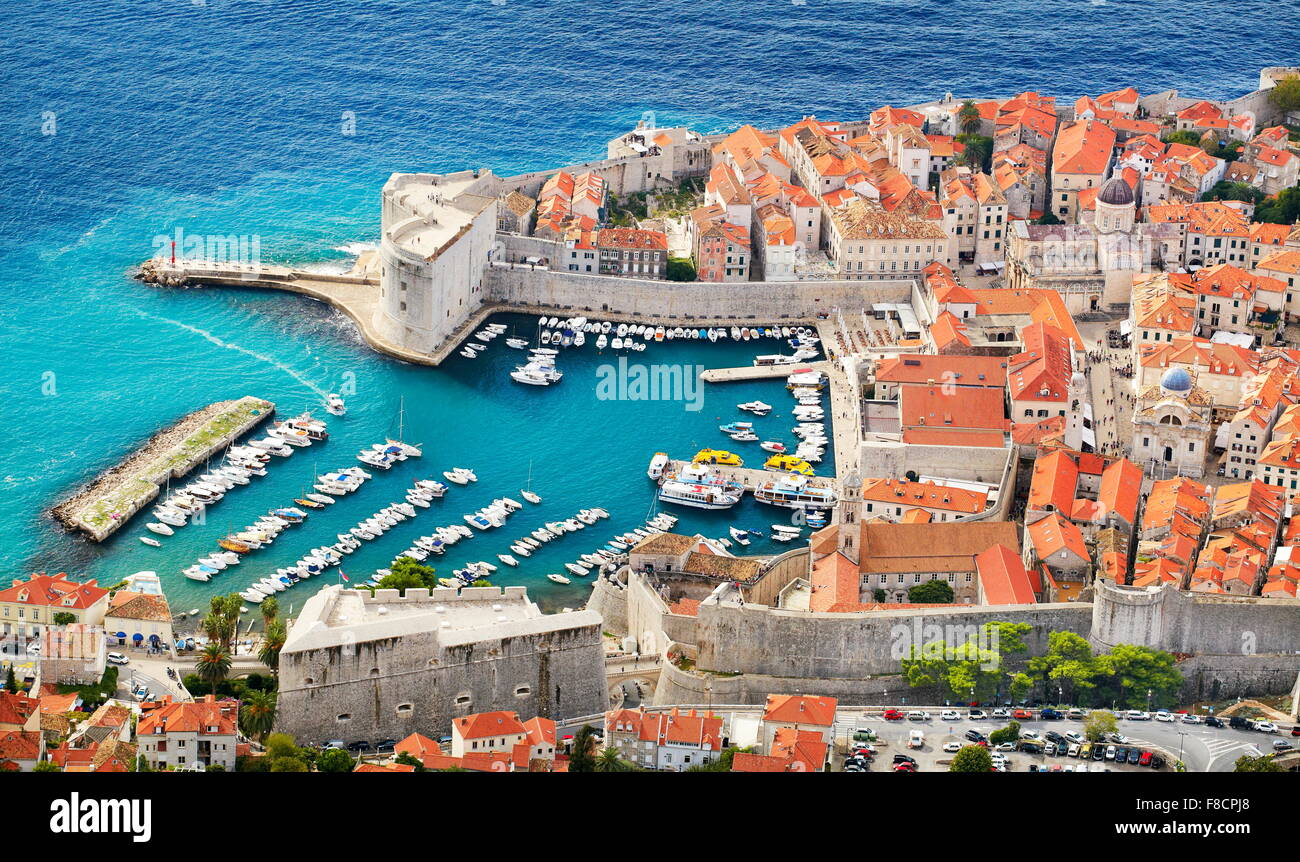 Casco antiguo de Dubrovnik, elevada vistas a puerto, Croacia Foto de stock
