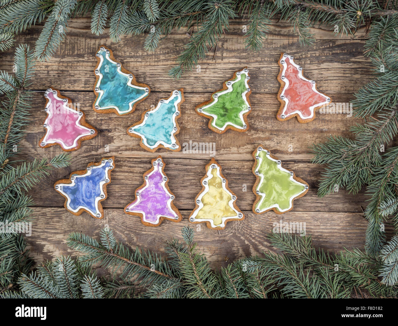 Navidad marco organizado de ramas de abeto colocado en madera rústica con placas de forma estacional gingerbread cookies Foto de stock