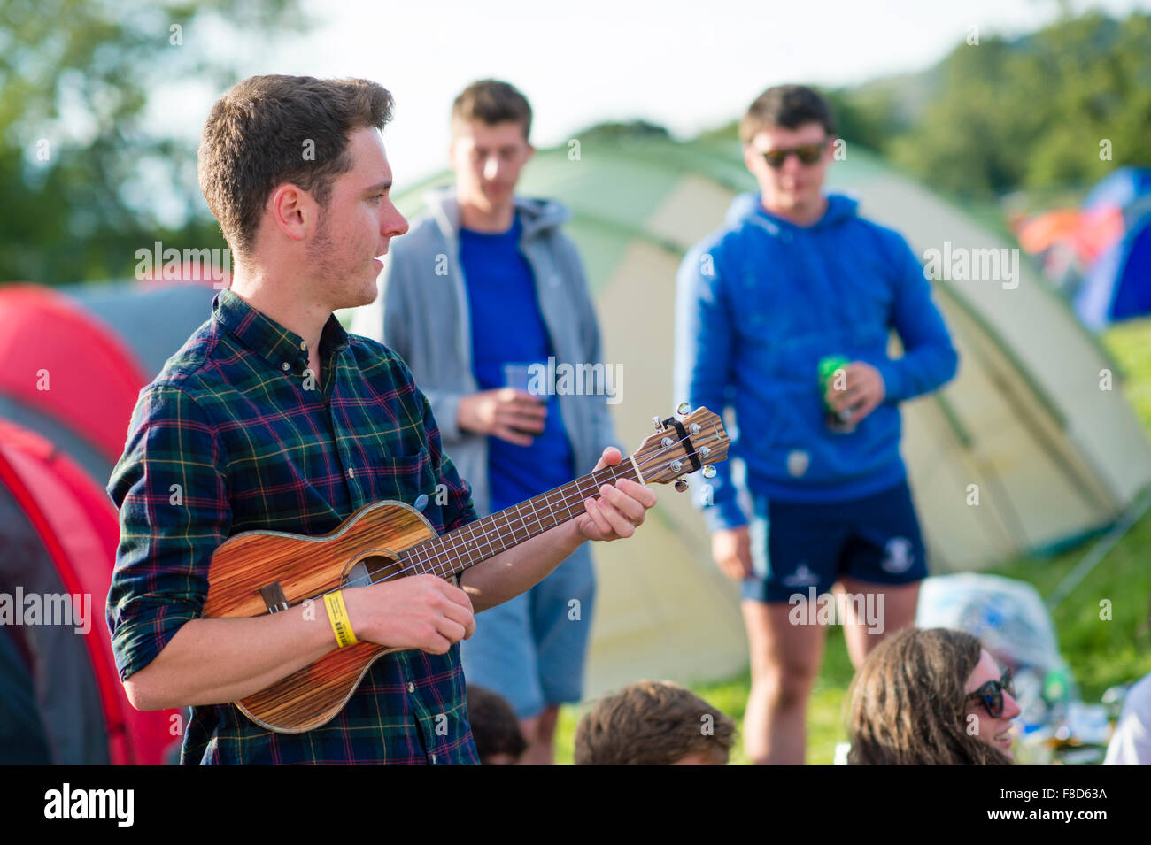Los adolescentes varones jóvenes divirtiéndose en el campamento de los jóvenes (Maes B) en el Eisteddfod Nacional de Gales , celebrada cerca de la aldea de Meifod en Powys, Gales, agosto de 2015 Foto de stock
