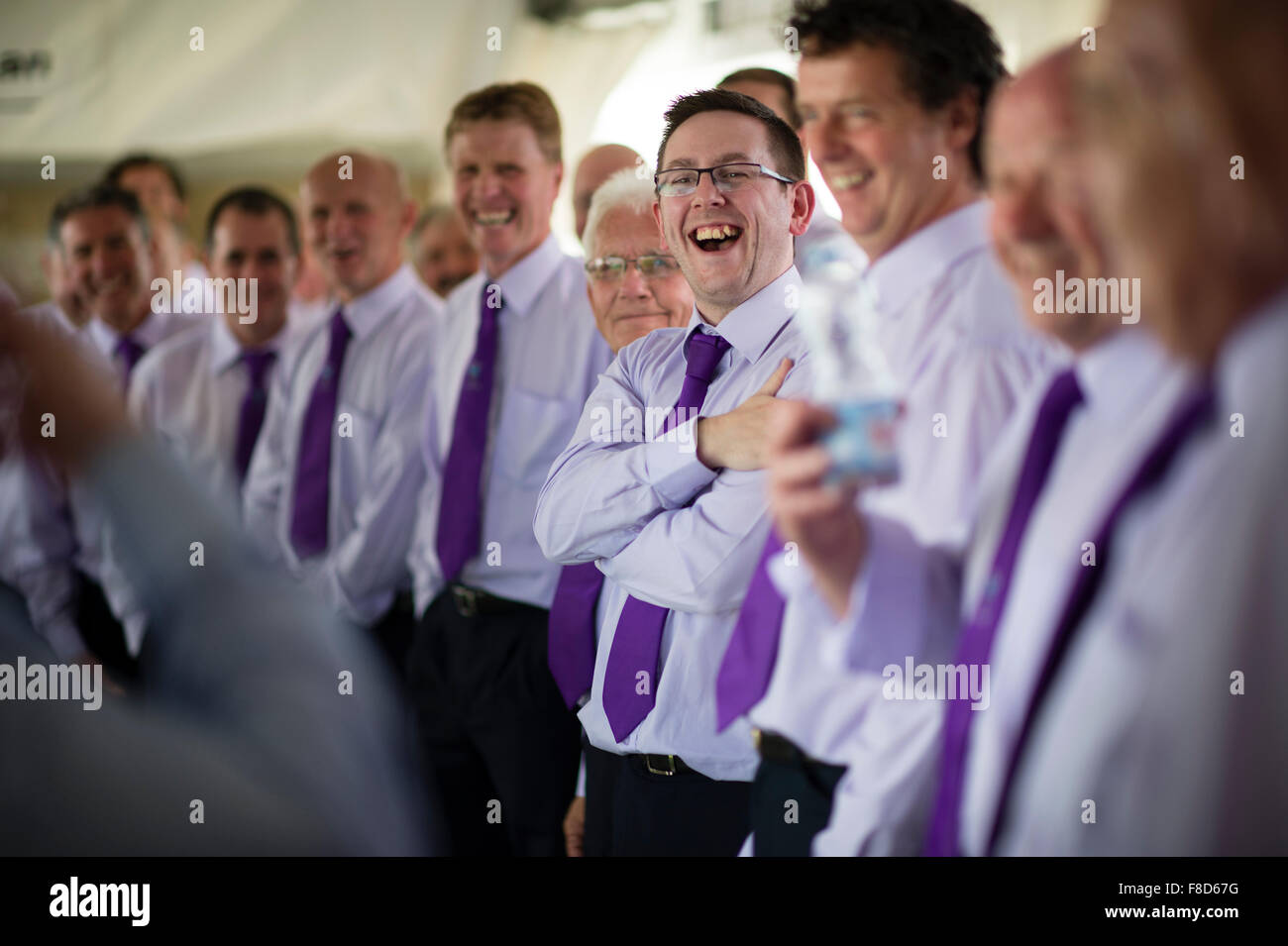 Un coro de voces masculinas ensayando antes de competir en el Eisteddfod Nacional de Gales , celebrada cerca de la aldea de Meifod en Powys, Gales, agosto de 2015 Foto de stock