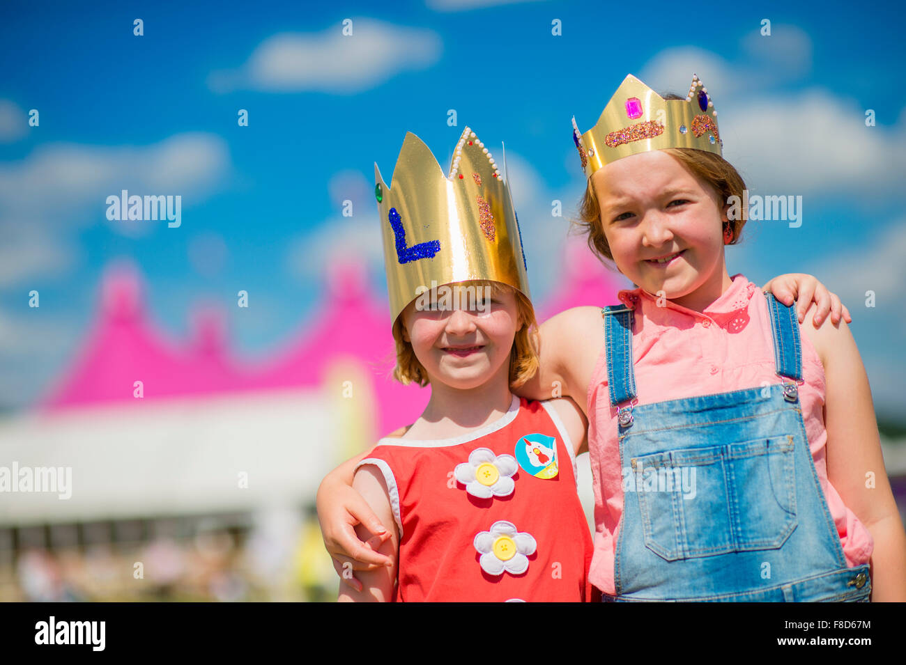 Dos niñas vestían de oro coronas de papel hecho a mano el Eisteddfod Nacional de Gales , celebrada cerca de la aldea de Meifod en Powys, Gales, agosto de 2015 Foto de stock