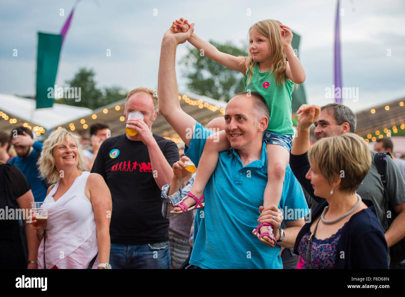 La gente divirtiéndose en un concierto al aire libre el rendimiento en el Eisteddfod Nacional de Gales , celebrada cerca de la aldea de Meifod en Powys, Gales, agosto de 2015 Foto de stock