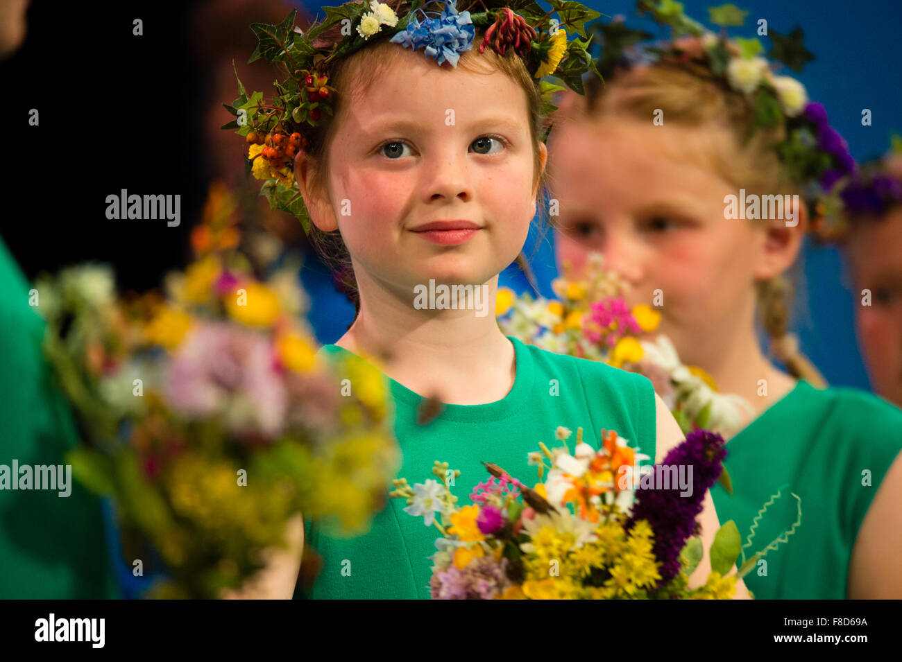 Flor joven chicas en el Eisteddfod Nacional de Gales , celebrada cerca de la aldea de Meifod en Powys, Gales, agosto de 2015 Foto de stock