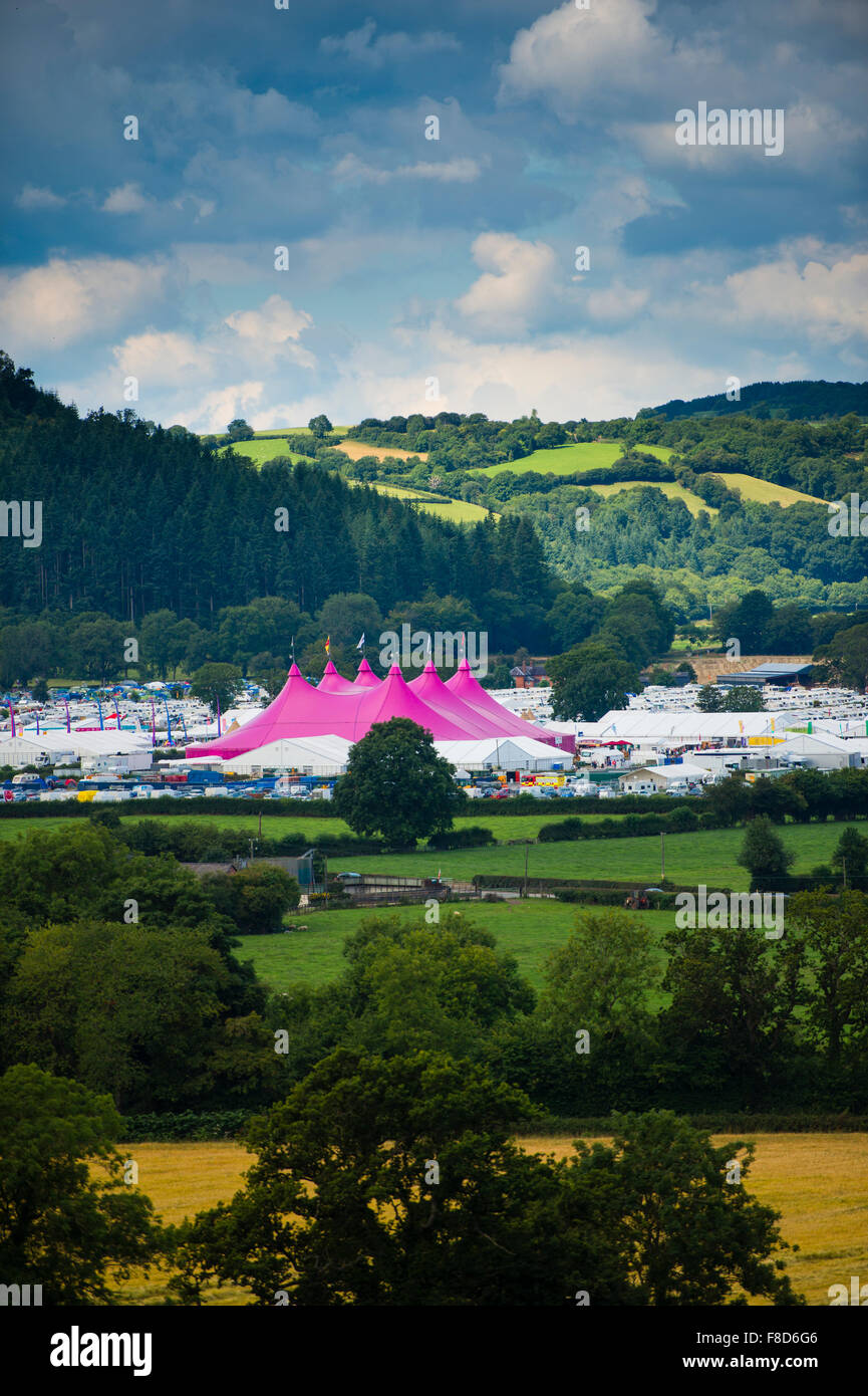 Una vista general de la icónica "Pabellón Rosa' en el sitio de la National Eisteddfod of Wales , celebrada cerca de la aldea de Meifod en Powys, Gales, agosto de 2015 Foto de stock