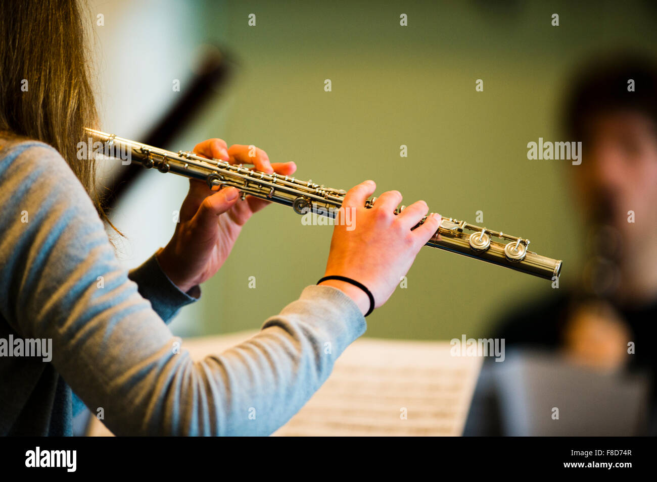 Los jóvenes músicos: música clásica flautista en ensayo en Aber Music Fest Festival 2015 Foto de stock