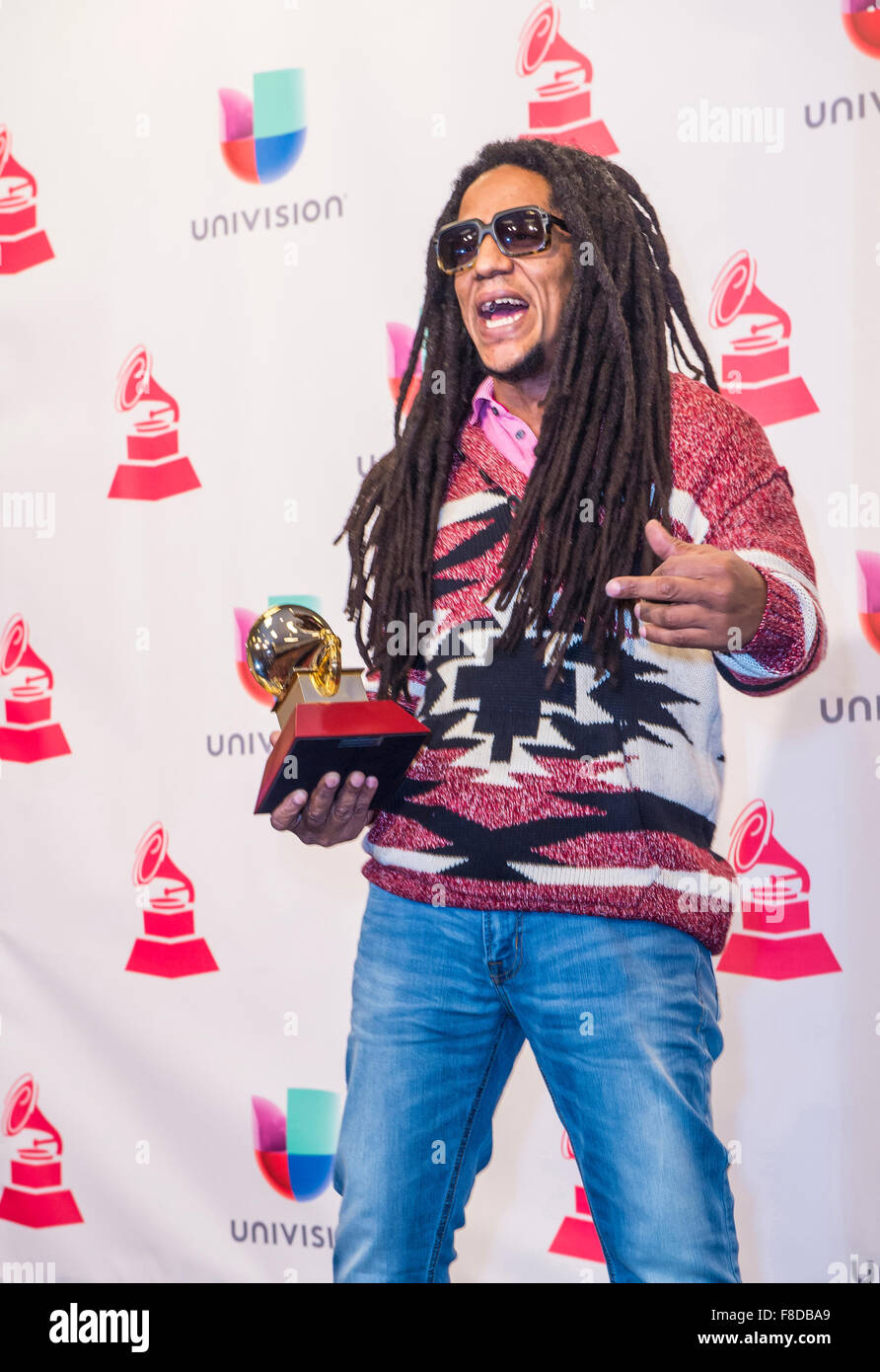 Tego Calderón, que ganó el premio de Mejor Álbum De Música Urbana plantea  en la sala de prensa durante la 16ª Entrega Anual de los Premios GRAMMY  Latinos en Las Vegas Fotografía