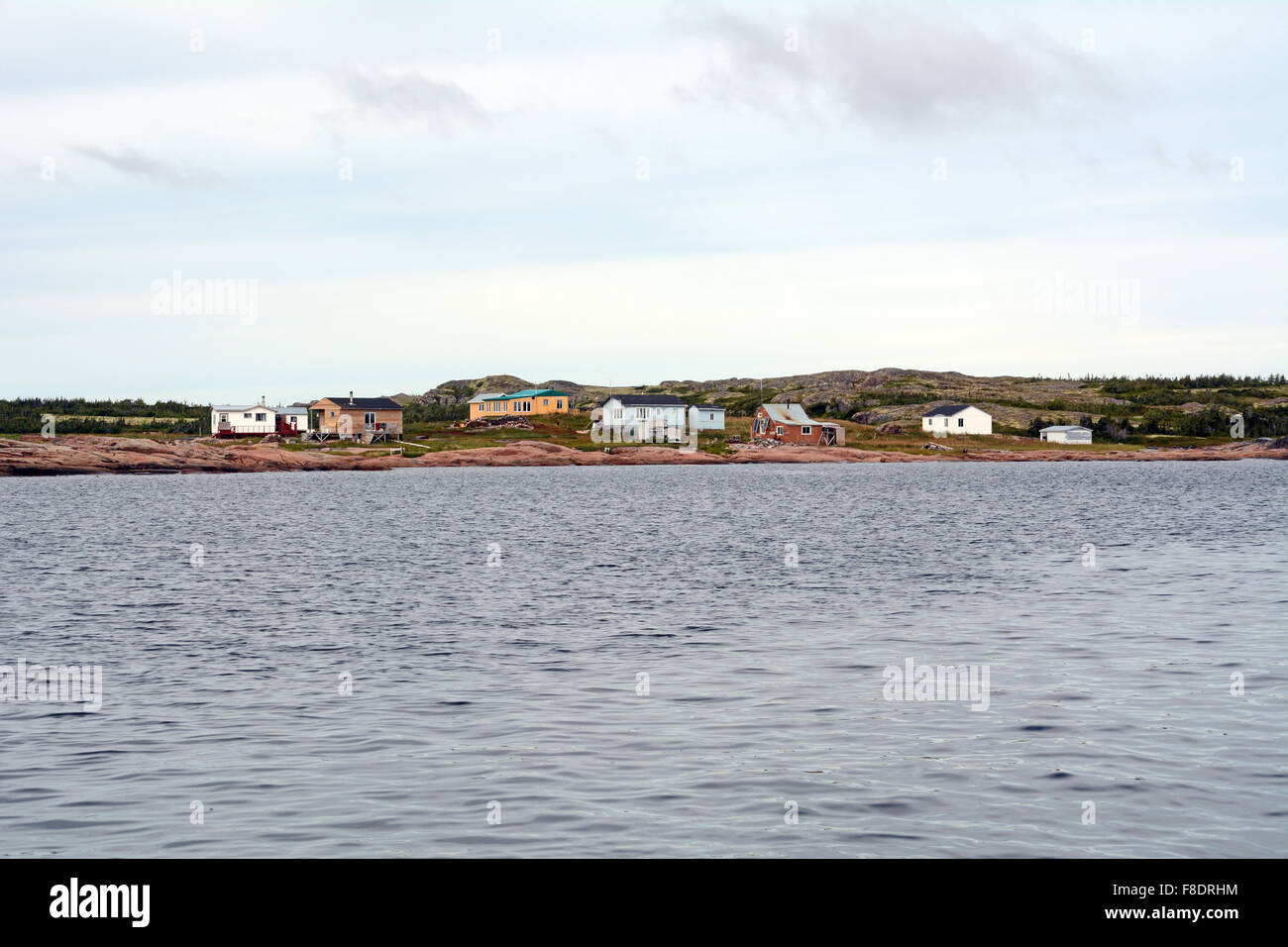 Un grupo de cabañas de pescadores en una isla rocosa en el Golfo de San Lorenzo en la parte baja de la orilla norte de Quebec, Canadá. Foto de stock