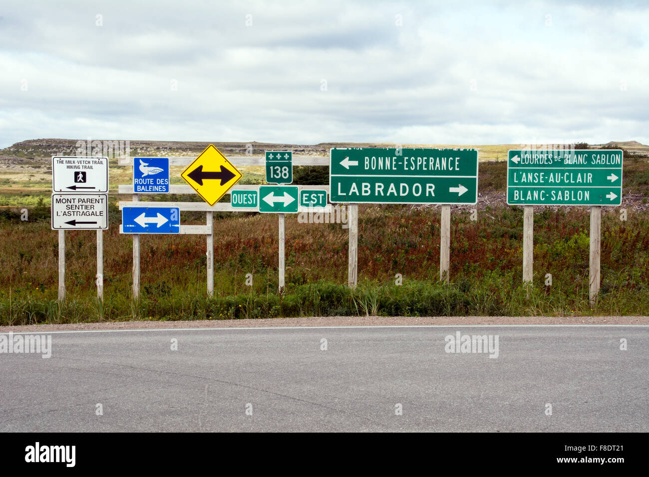 El idioma francés los letreros de la calle, en un cruce de caminos en el Atlántico ciudad costera de Blanc Sablon, Quebec, Canadá. Foto de stock