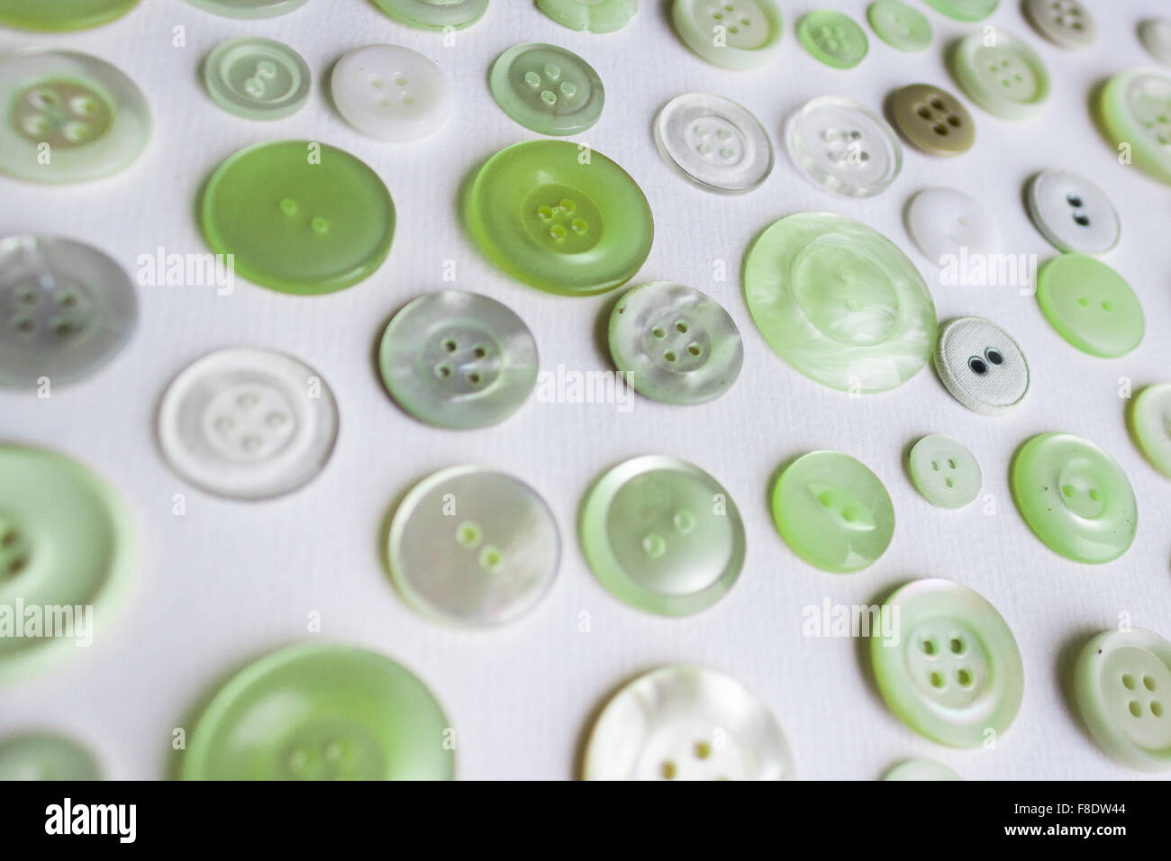 Botones verdes sobre fondo blanco - grupo de colores Foto de stock
