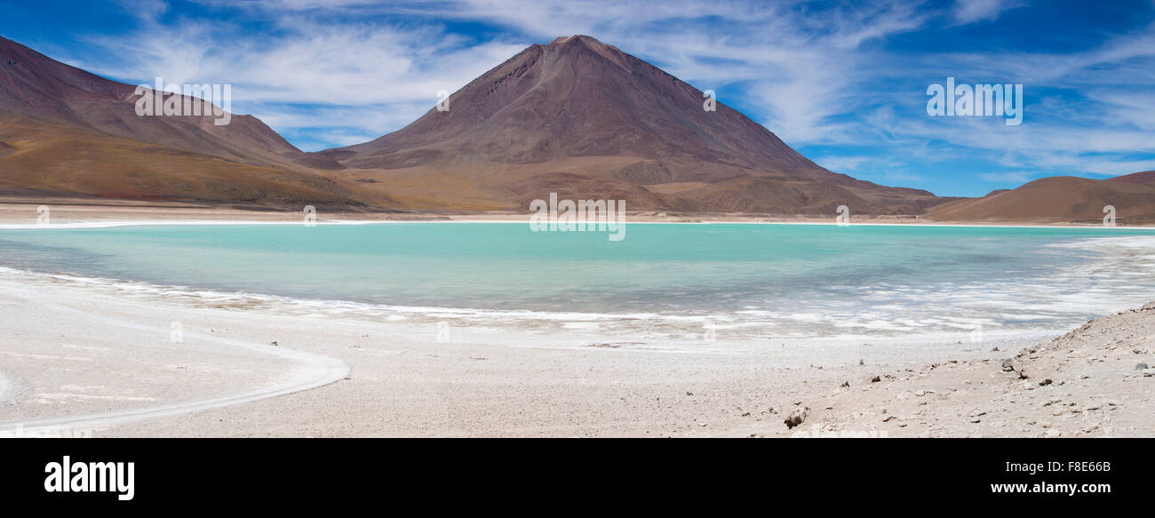 Panorama de la Laguna Verde y los volcanes Licancabur y Juriques dentro de la Fauna Andina Eduardo Avaroa Reserva Nacional. Foto de stock