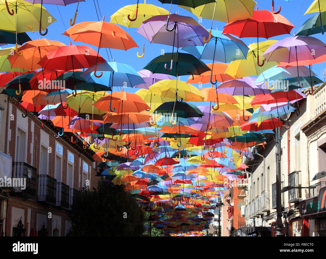 Fondo paraguas decoración colorida calle Madrid Fotografía de stock - Alamy