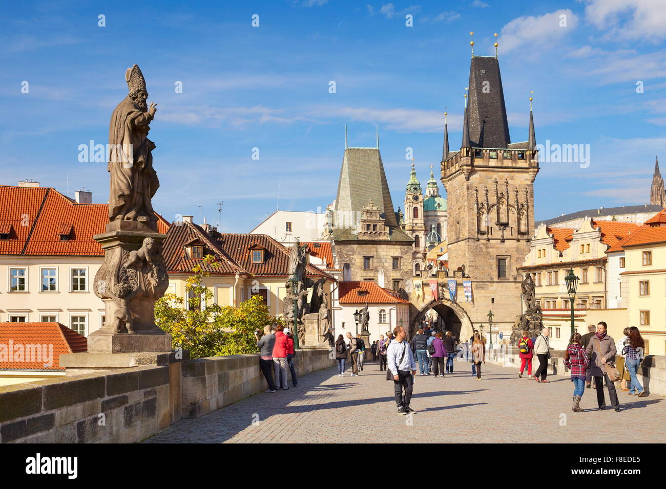 La ciudad antigua de Praga - turística sobre el puente de Carlos, la República Checa, Europa Foto de stock