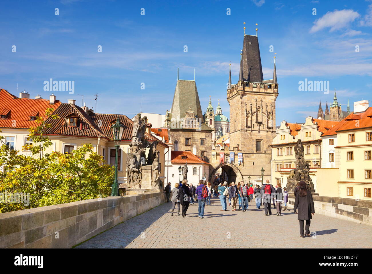 Los turistas en el Puente de Carlos, vista hacia el barrio de Mala Strana, la Ciudad Vieja de Praga, República Checa, la UNESCO Foto de stock