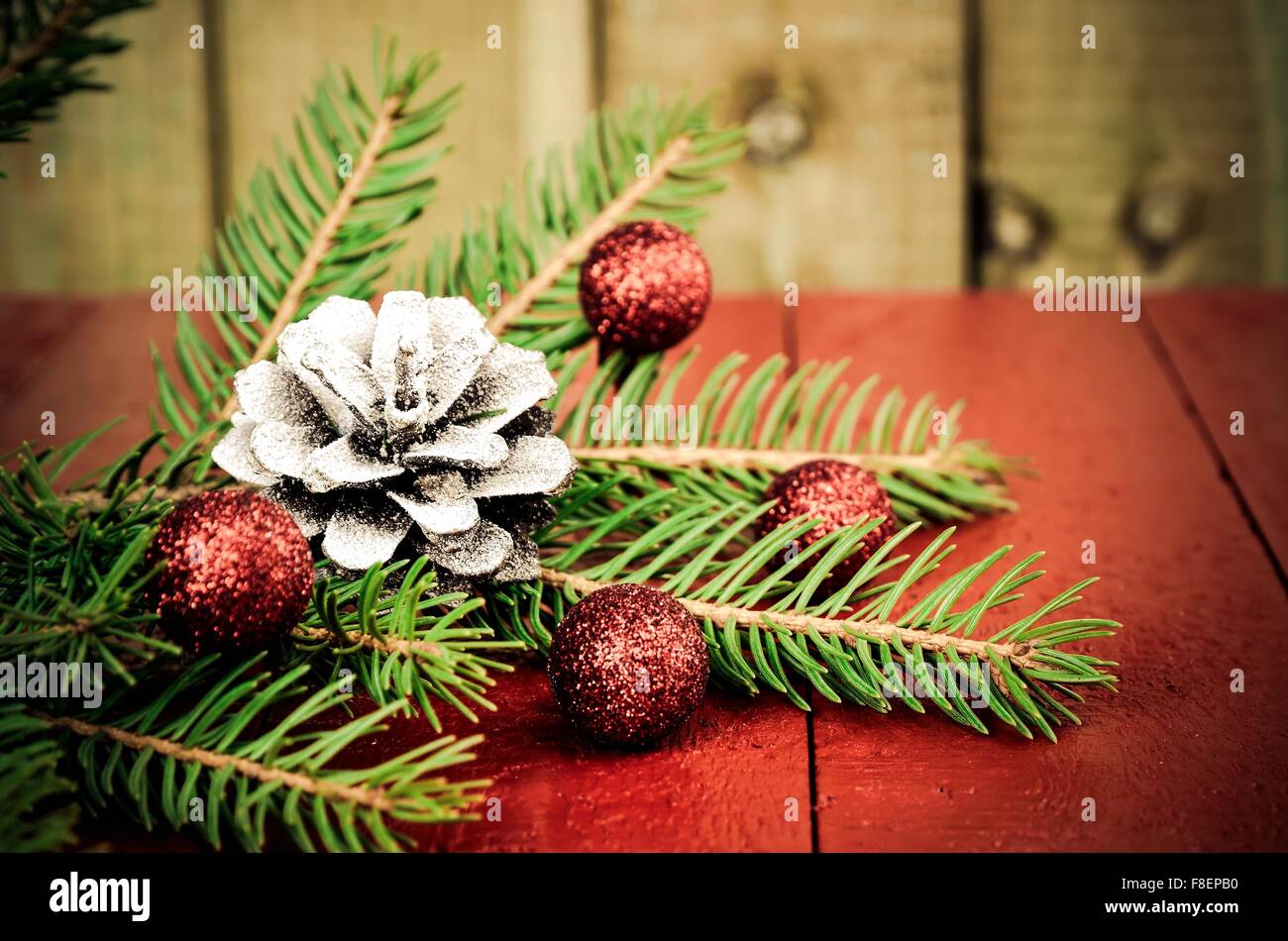 Decoración de Navidad. Árbol de Navidad, cono de pino y chucherías. Profundidad de campo. Foto de stock