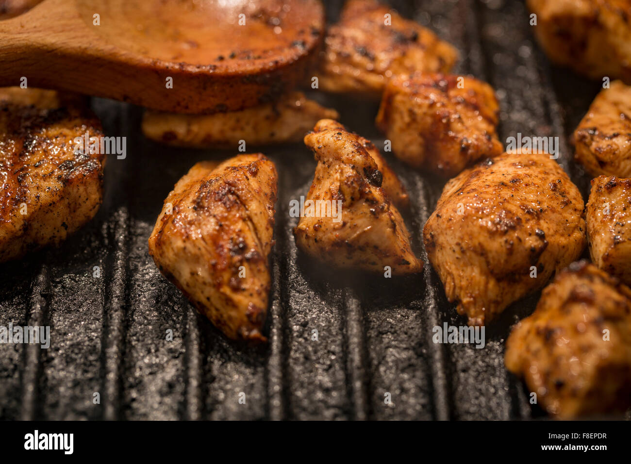 Trozos de pollo asado en un comal pan Fotografía de stock - Alamy