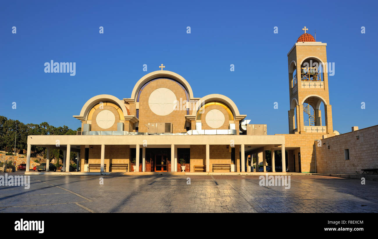 Vista de la nueva iglesia de la Madre de Dios en la localidad de Agia Napa, Landmark Foto de stock